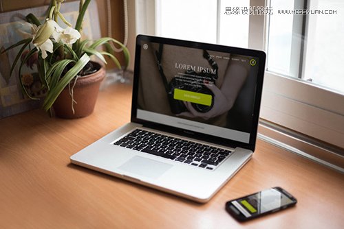 Notebook & Smartphone on Table PSD Mockup 25款格調(diào)極高的作品展示模板免費下載